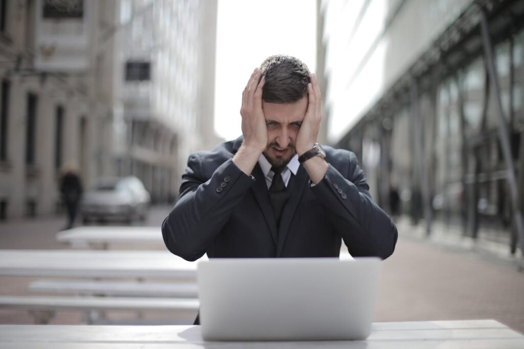 Na imagem, homem passando por estresse no trabalho