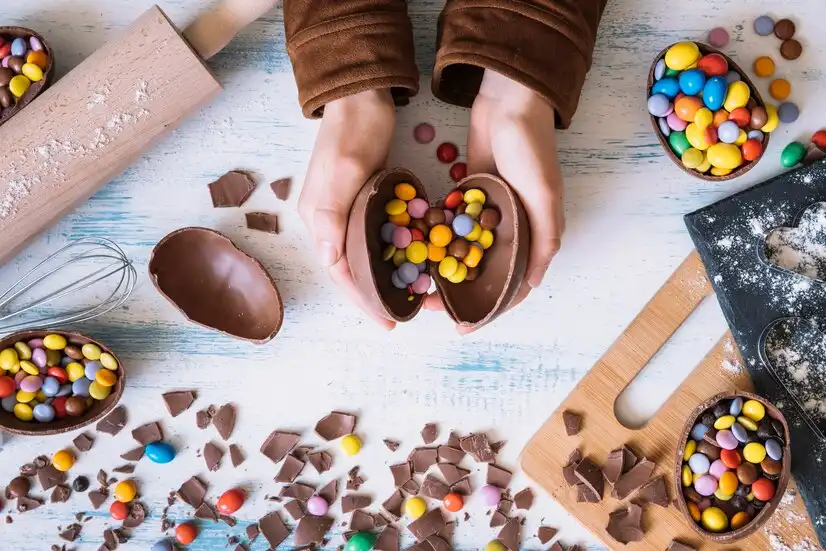 Como preparar sua loja virtual para vender mais na Páscoa, ilustrado por ovos de chocolate coloridos e ingredientes de confeitaria.
