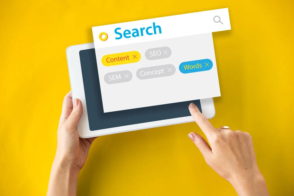 Imagem ilustrativa mostrando um tablet com a pesquisa destacando termos como SEO e SEM, representando o papel da SERP na jornada do cliente.