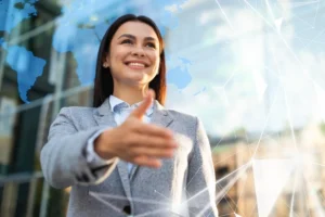 Mulher sorridente estendendo a mão, simbolizando conexões e oportunidades em empregos do futuro com foco em habilidades valorizadas até 2026.