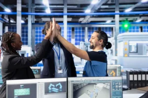 Equipe de profissionais comemorando alta eficiência e inovação com IA na indústria, destacando setores que estão ganhando produtividade com inteligência artificial.