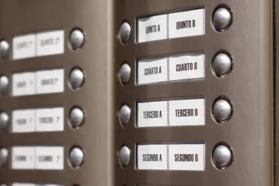 Imagem mostrando painel com diferentes níveis de lacres de segurança de quartos, facilitando a comparação entre tipos e níveis de segurança para garantir proteção adequada.