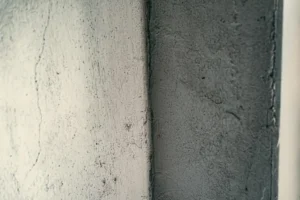 Imagem que demonstra erro comum na aplicação de argamassa impermeabilizante, com destaque para a parede que apresenta falhas e vazamentos devido a uma aplicação incorreta.