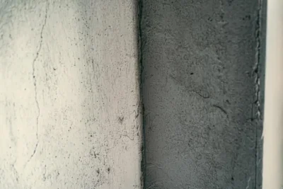 Imagem que demonstra erro comum na aplicação de argamassa impermeabilizante, com destaque para a parede que apresenta falhas e vazamentos devido a uma aplicação incorreta.