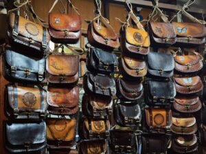 Como limpar bolsas de couro sem comprometer a aparência original