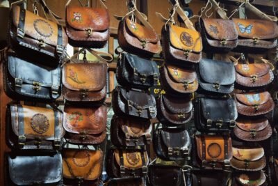 Como limpar bolsas de couro sem comprometer a aparência original